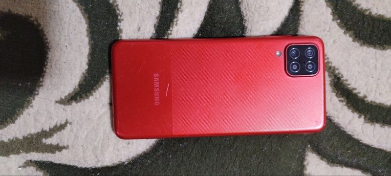 Samsung A12 qizil rangda 32g