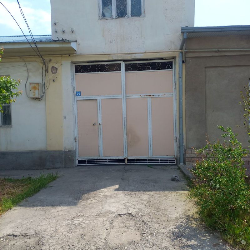 Hovli sotiladi yashbobotda Hovli sotiladi yashbobotda