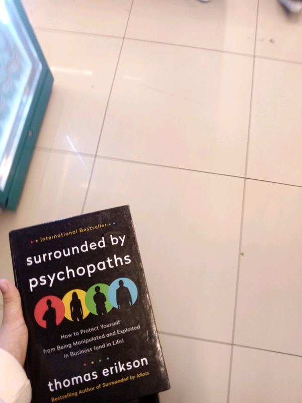 Kitob "Surrounded by psychopaths"