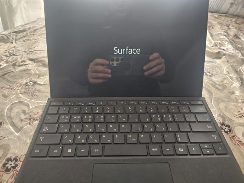 Surface 4 pro 4 128 gb bo'lingan yaxshi xolatda