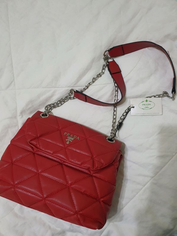 красная сумкa Prada