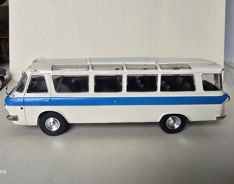 Продам модель автомобиля зил-118 Юность.