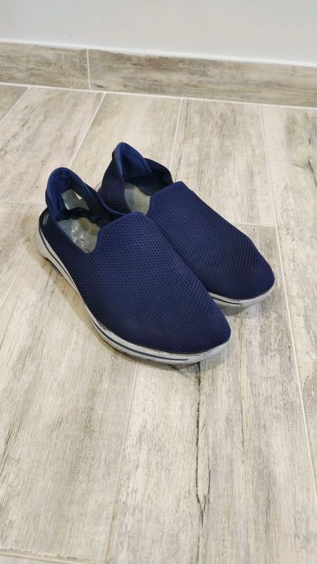 очень хорошая Skechers
