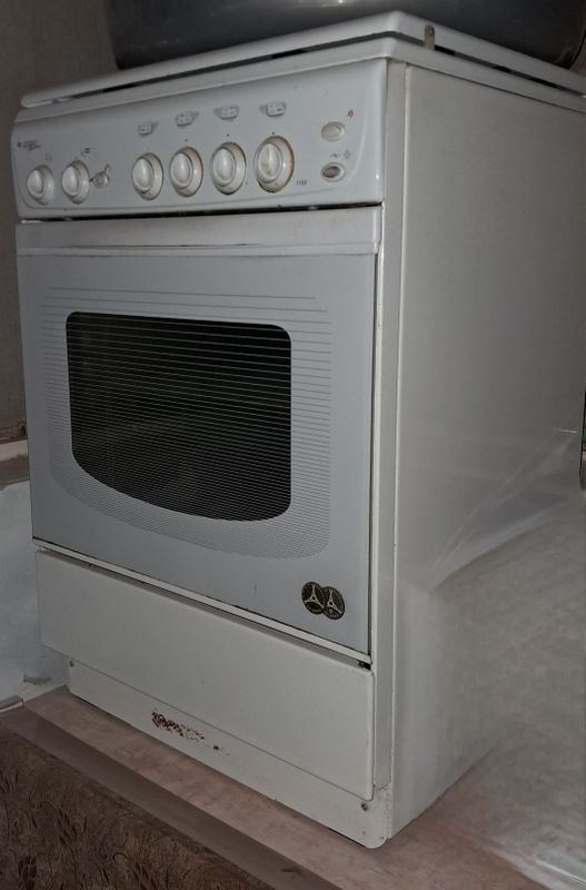 Sotiladi gaz plita hamma yeri yaxsh ishlaydi