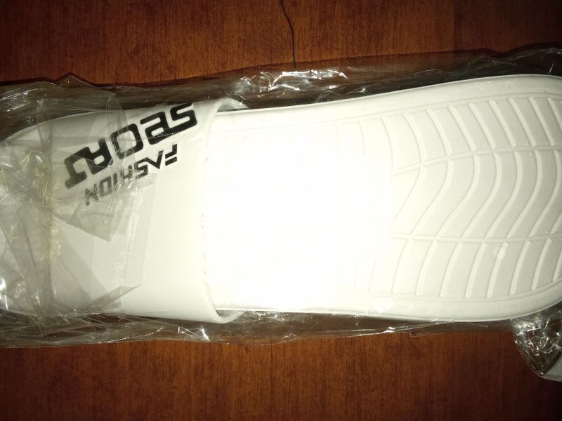 Стильные тапочки "FASHION SPORT" — белые, новые