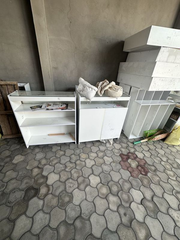 Vitrina shkaflari bilan Vitrina shkaflari bilan