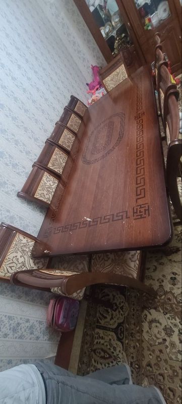 Стол стуль сотилади. 12 кишилик