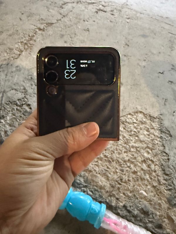 Telfon Z flip 4 xolati yahshi karobka bor keliwamz Telfon Z flip 4 xolati yahshi karobka bor keliwamz