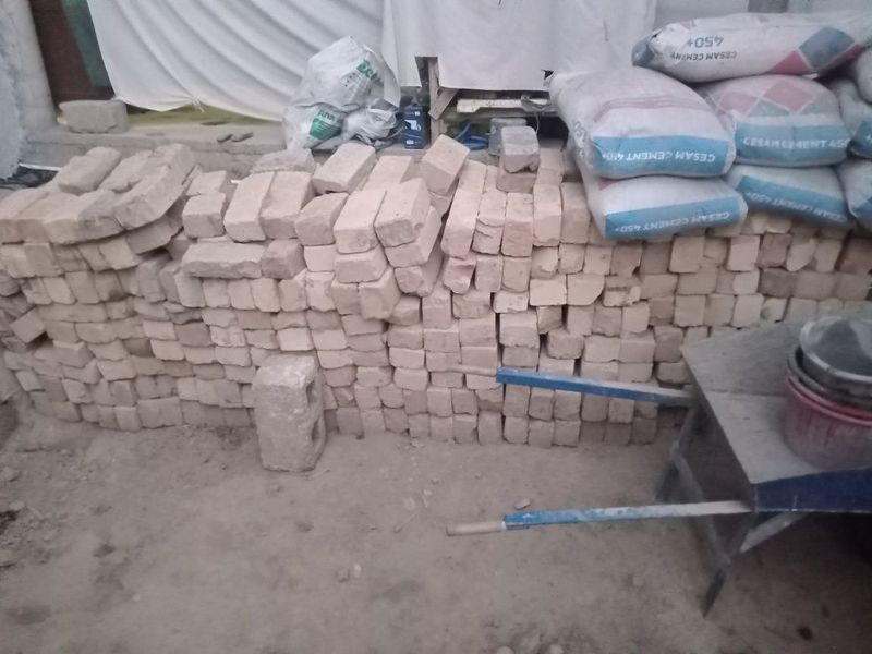 Янги ишлатилмаган шлакаблок ва пишик гишт сотилади.