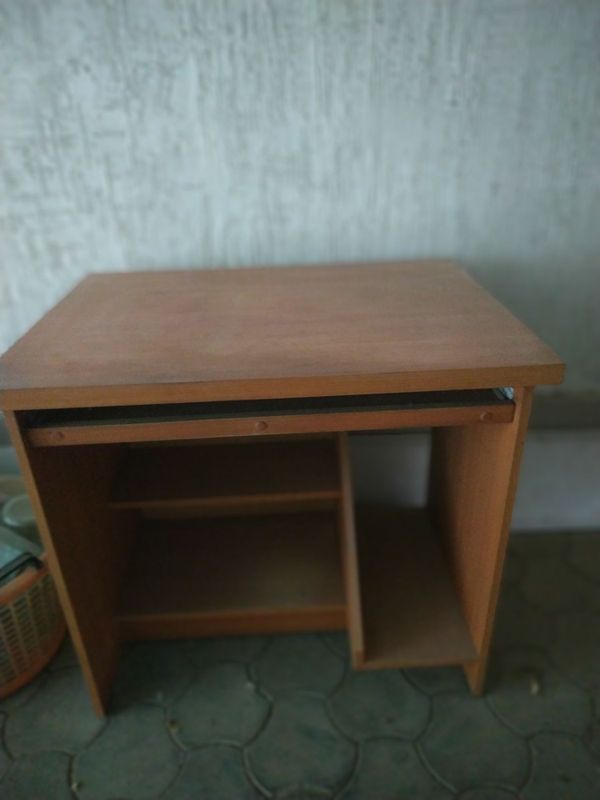 Продам компьютерный стол Продам компьютерный стол