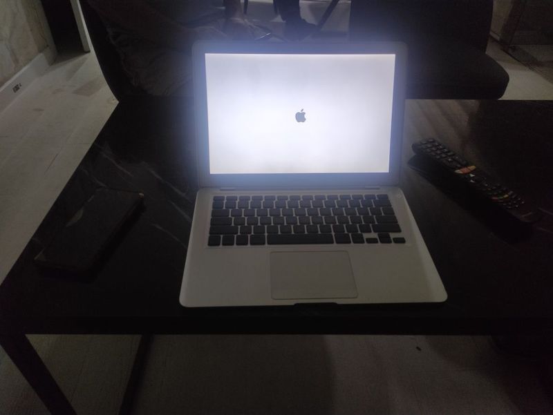 Продам свою Mac Air металлик цвет Продам свою Mac Air металлик цвет