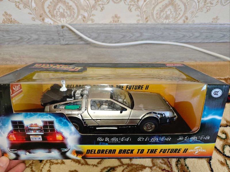 Масштабная модель 1/18 Sun Star DeLorean "Back to the future 2"