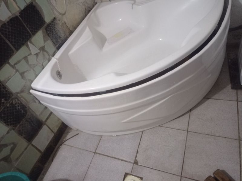 Akrilovoy vanna sotiladi