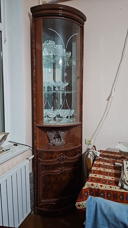 продаю сервант-уголок.