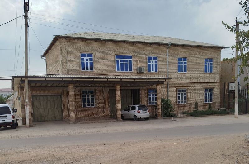 Hovli sotiladi 2 etaj ikkilamchigeyam buladi