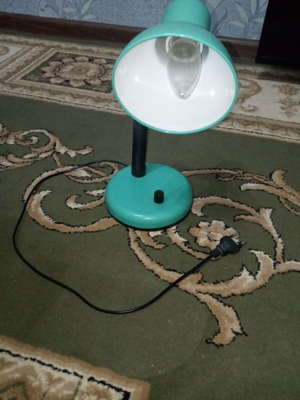 Stol uchun lampa sotiladi Stol uchun lampa sotiladi