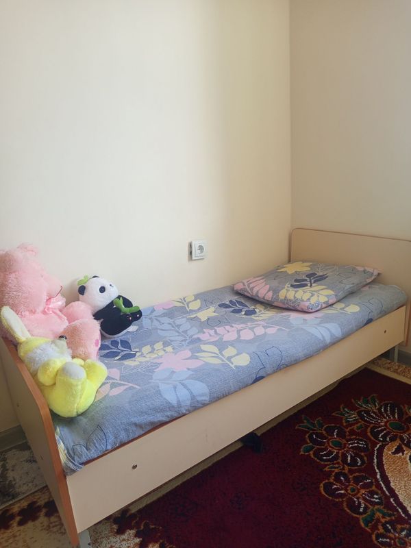 Bolalar yotoq devanchasi,eni 70,buyi 145 sm,xolati deyarli yangi Bolalar yotoq devanchasi,eni 70,buyi 145 sm,xolati deyarli yangi