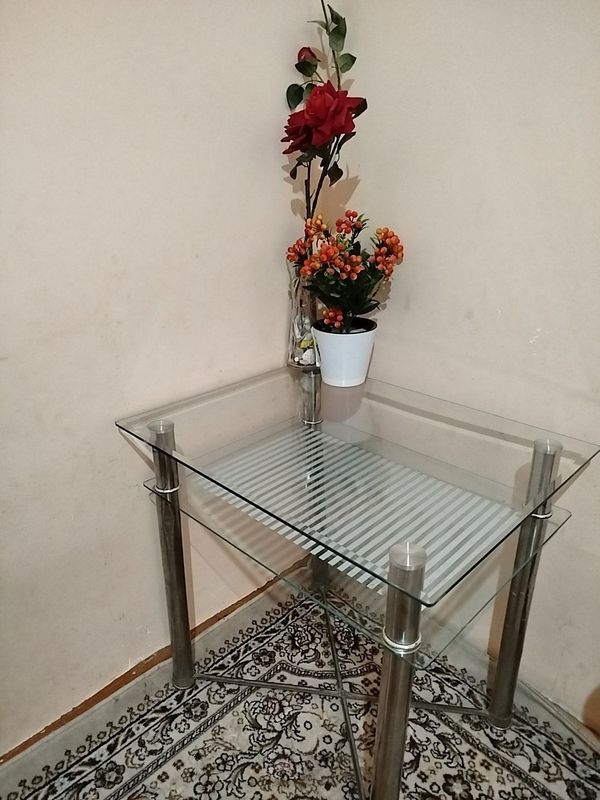 Стеклянный стол. Стеклянный стол.