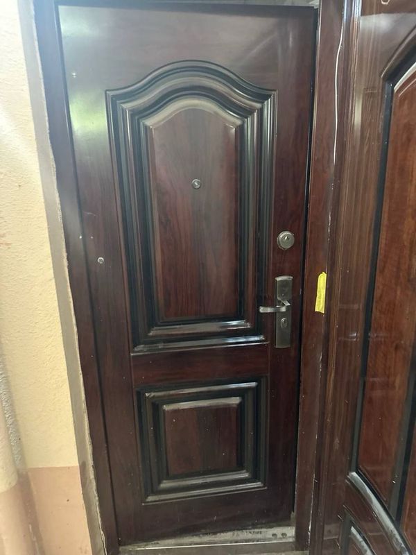 Продаю входную железную дверь Продаю входную железную дверь