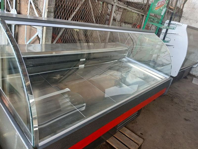 Vitrina xolodilnik