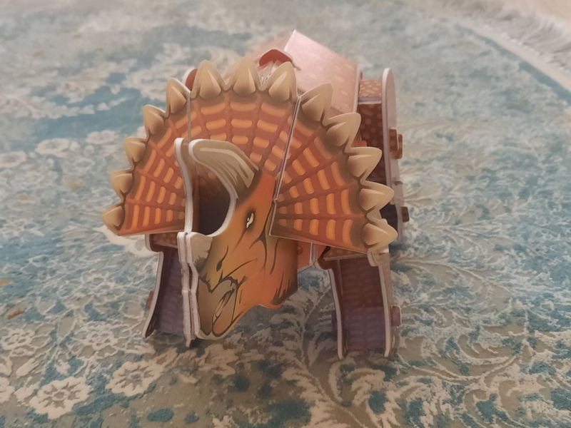 Kartondan yasalgan dinozavr Kartondan yasalgan dinozavr
