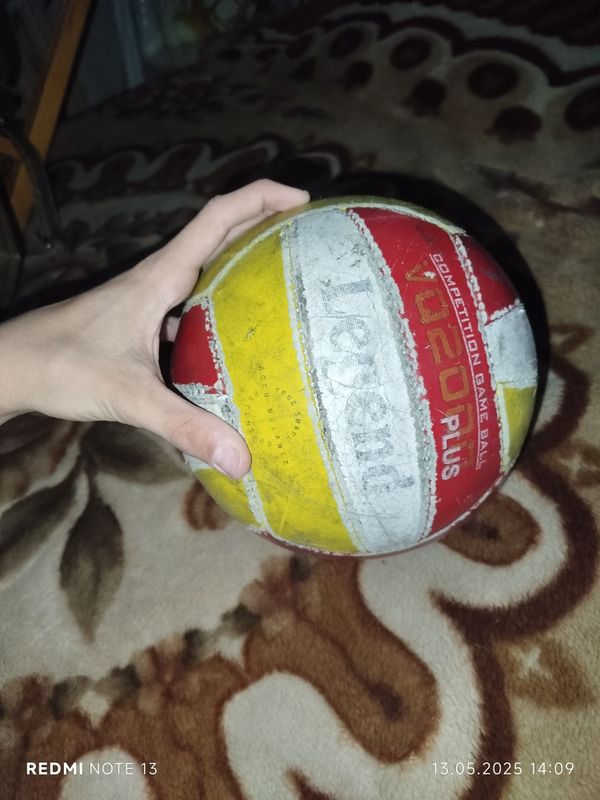 Продаю два мяча один футбольный один валебольный Продаю два мяча один футбольный один валебольный