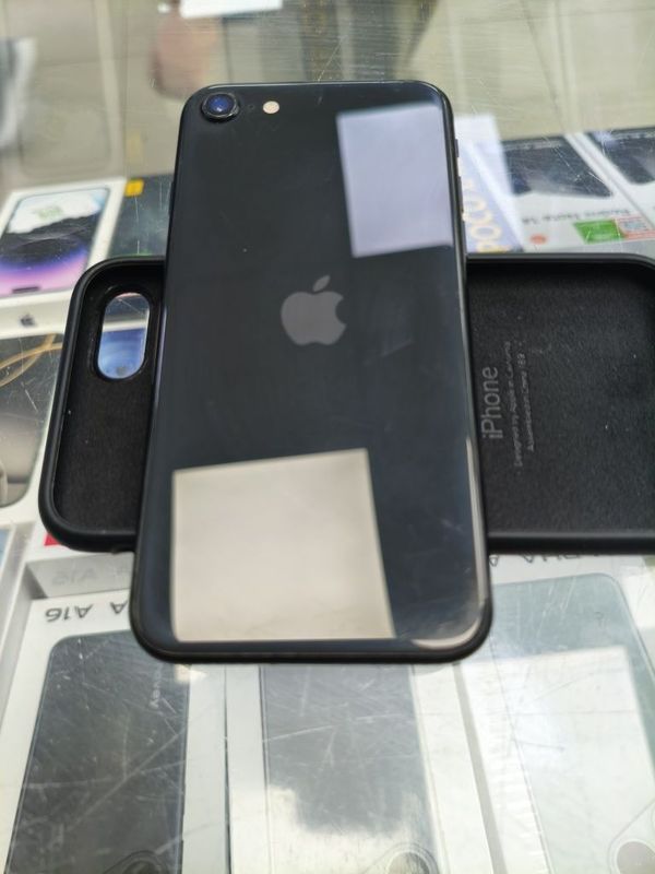 Продам б.у iPhone SE2020 black 128gb
