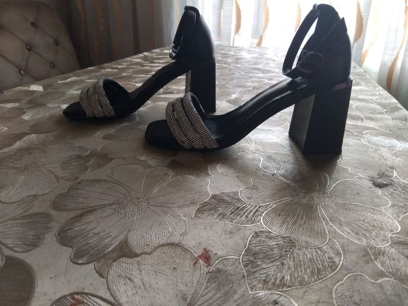 Yosh qizlar uchun.Yangi kiyilmagan [Razmeri 35]
