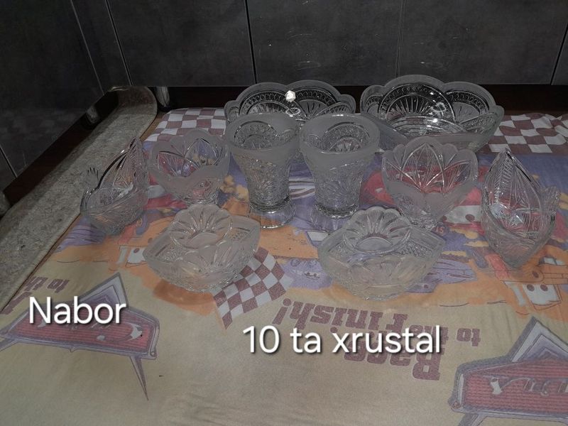 Xrustal idishlar sotiladi. Xrustal idishlar sotiladi.