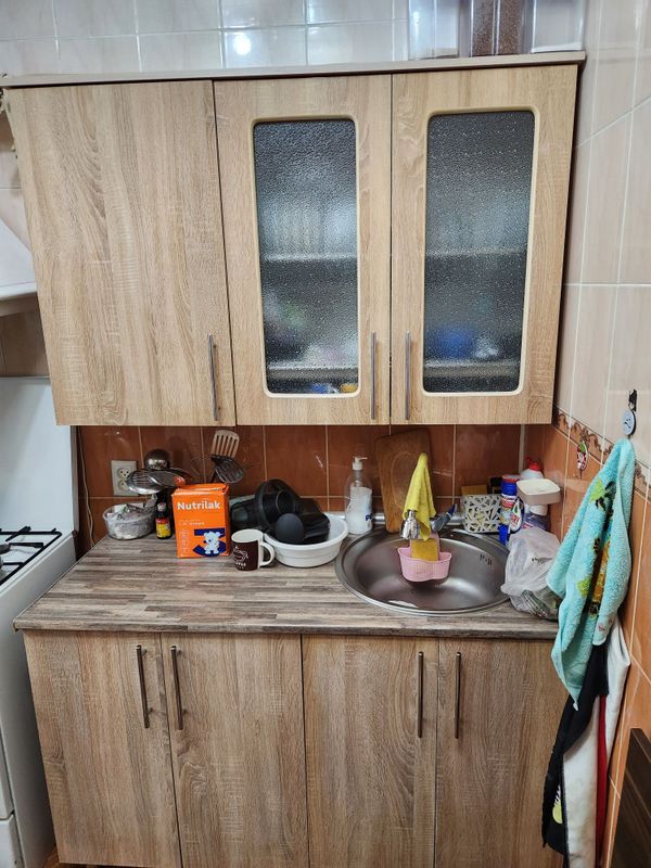 Продаётся кухонный мебель и газовая плита Продаётся кухонный мебель и газовая плита