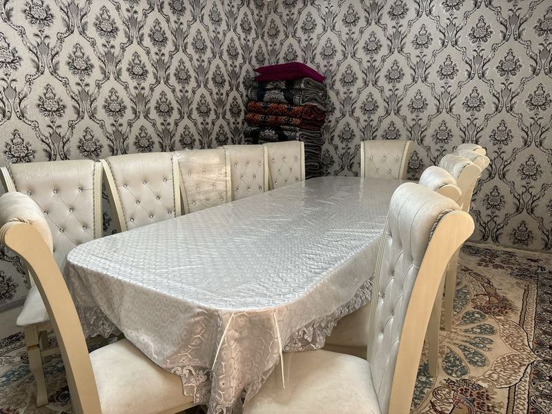 Продается обеденный гарнитур на 12 персон + декоративные стойки. Продается обеденный гарнитур на 12 персон + декоративные стойки.