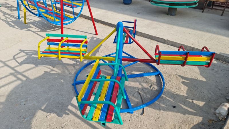 Bolalar maydonchasi uchun o'yingohlar karusel