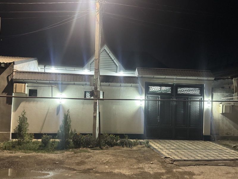 Замонавий қурилган янги ҳовли Замонавий қурилган янги ҳовли