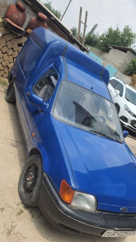 Ford mashinasi moshina salarkada yuradi