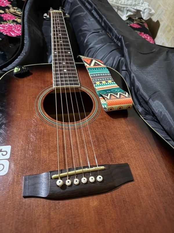41 razmeri cexoli bilan sotiladi Italyaniski gitara ekvalazeri ham bor 41 razmeri cexoli bilan sotiladi Italyaniski gitara ekvalazeri ham bor