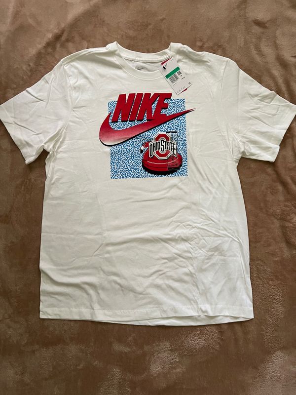 Продается футболка NIKE. Оригинал, новая.