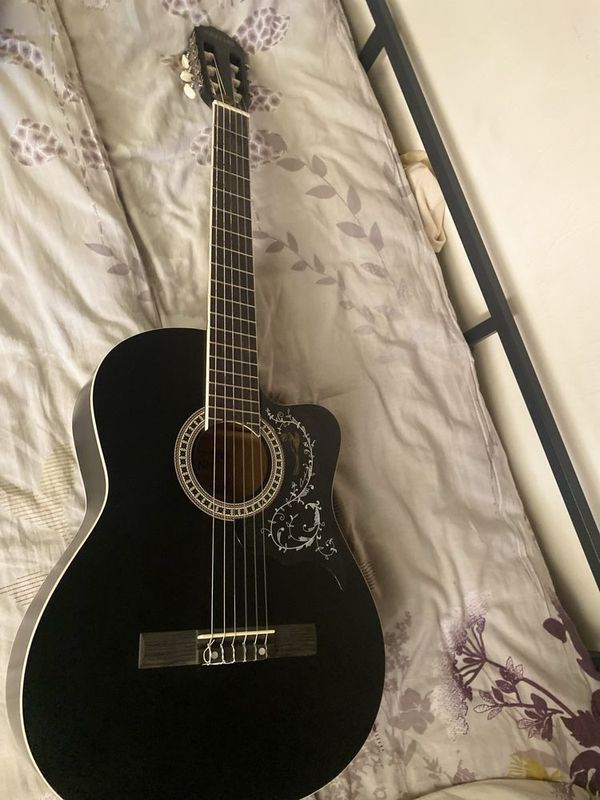 Gitara akustika holati zor Gitara akustika holati zor