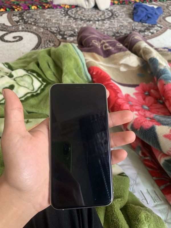 Iphone 11pro orqasi singan faqat lekin hamma joyi radnoy