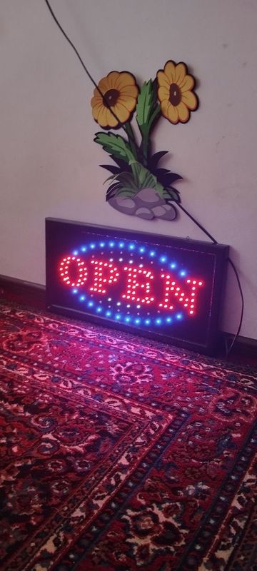 Горящее табло-open в отличном состоянии. Горящее табло-open в отличном состоянии.