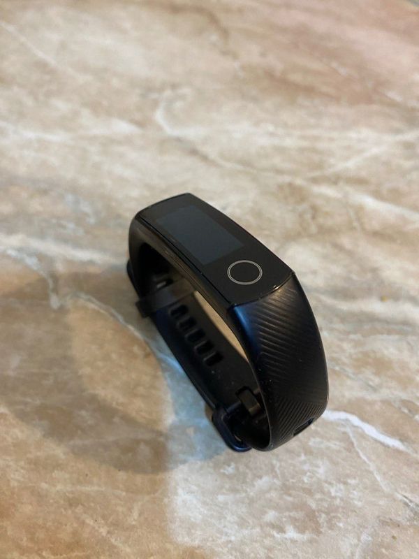 Умный браслет honor band 4 в идеальном состоянии Умный браслет honor band 4 в идеальном состоянии