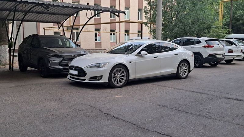 Tesla Model S 90D Dual Motor 100км = 4.4 секунд