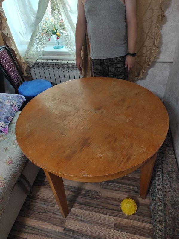 Продаётся круглый стол Продаётся круглый стол