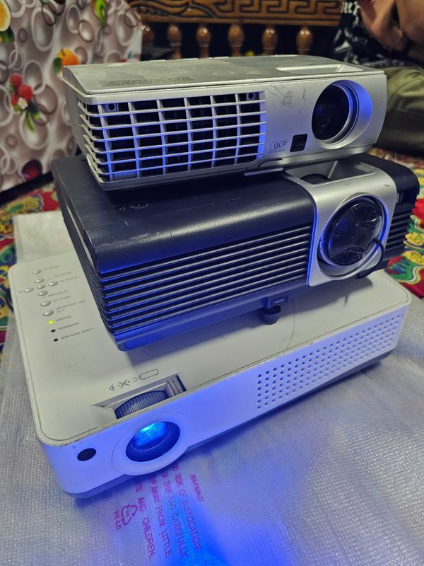 Projector 3 ta 2 tasi Tiniq ishlidi pulti yoʻq 100 Dollarga bervoraman Projector 3 ta 2 tasi Tiniq ishlidi pulti yoʻq 100 Dollarga bervoraman