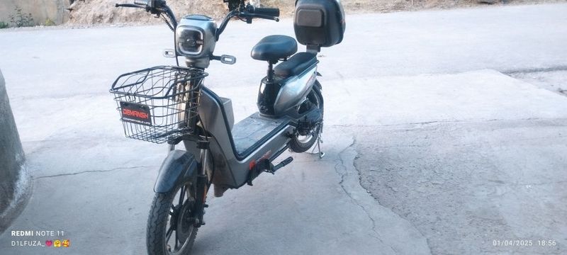 Skutr sotiladi yangi Skutr sotiladi yangi