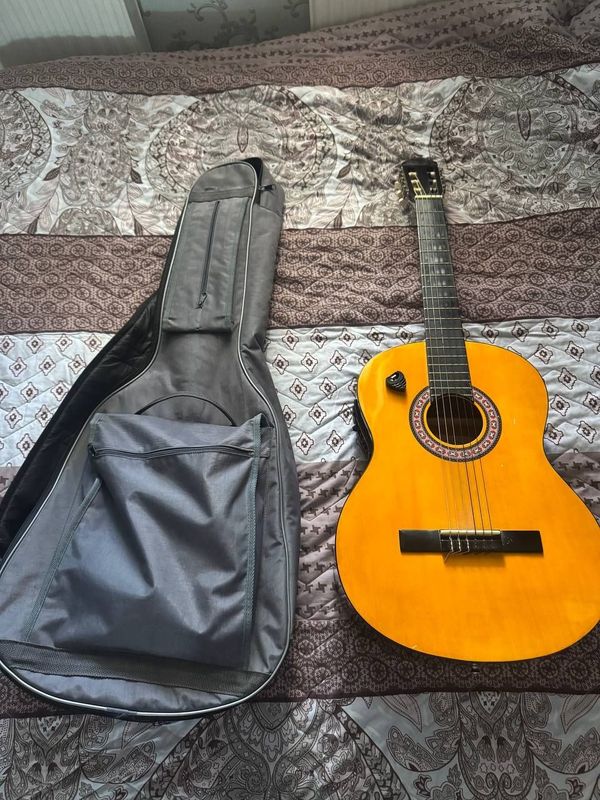 Gitara classic zor xolatda Gitara classic zor xolatda
