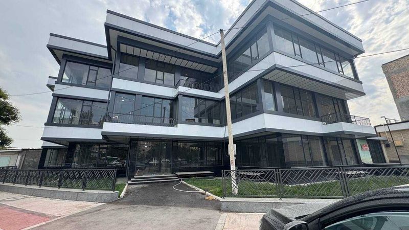 Продается здание 2350м2. Ор-р: Мумтоз. Вдоль дороги. Продается здание 2350м2. Ор-р: Мумтоз. Вдоль дороги.
