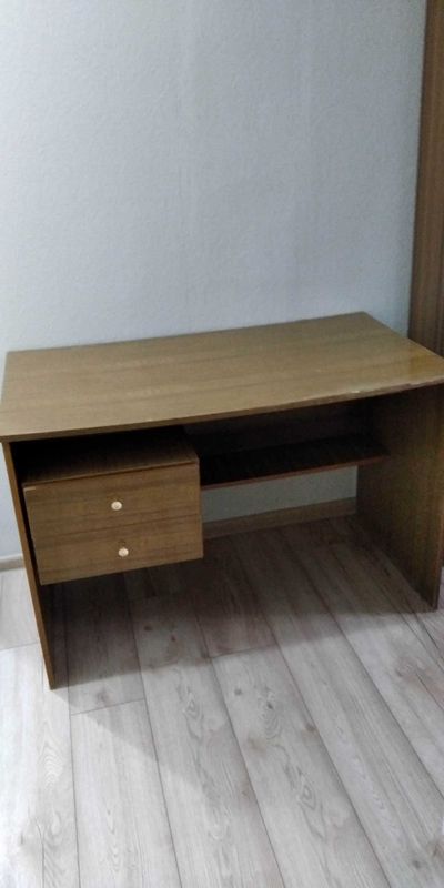 Стол + 3 табуретки в подарок