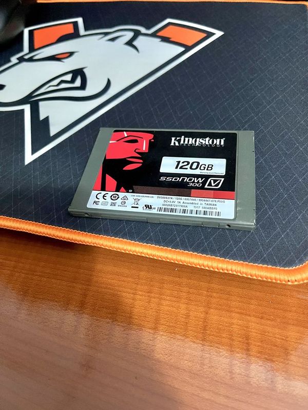 SSD Kingston 128 ГБ