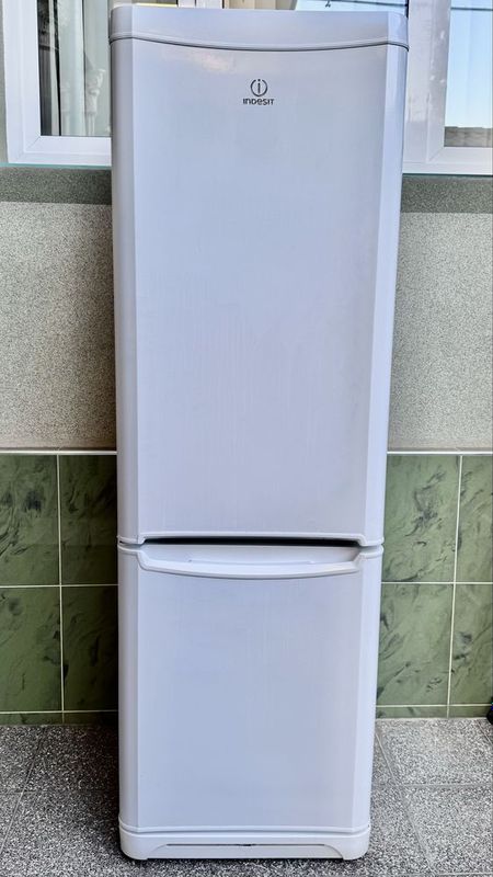 Холодильник “INDESIT” Холодильник “INDESIT”