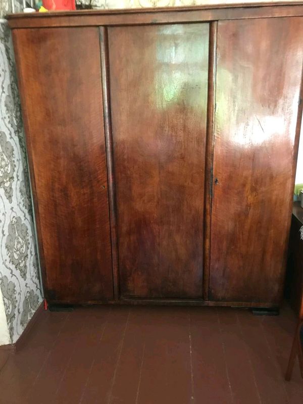 продам шифоньер трехстворчатый без зеркала (орех) продам шифоньер трехстворчатый без зеркала (орех)